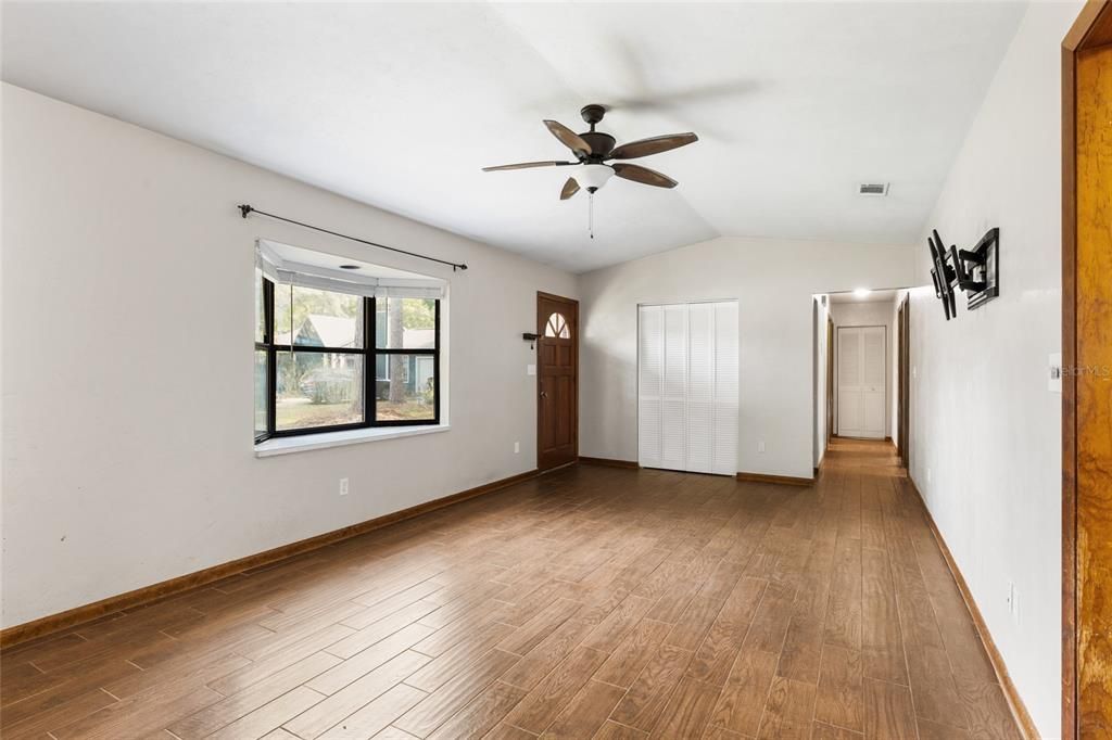 Active With Contract: $264,900 (3 beds, 2 baths, 1126 Square Feet)