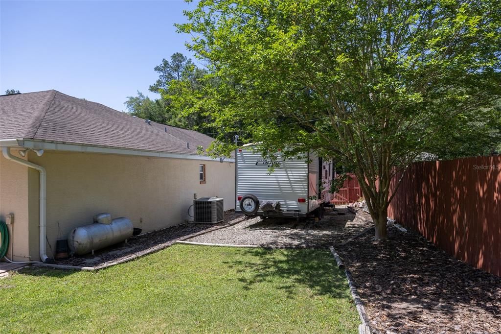 Active With Contract: $279,900 (3 beds, 2 baths, 1556 Square Feet)