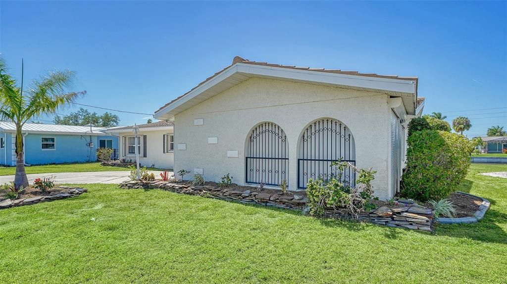 For Sale: $560,000 (3 beds, 2 baths, 2120 Square Feet)