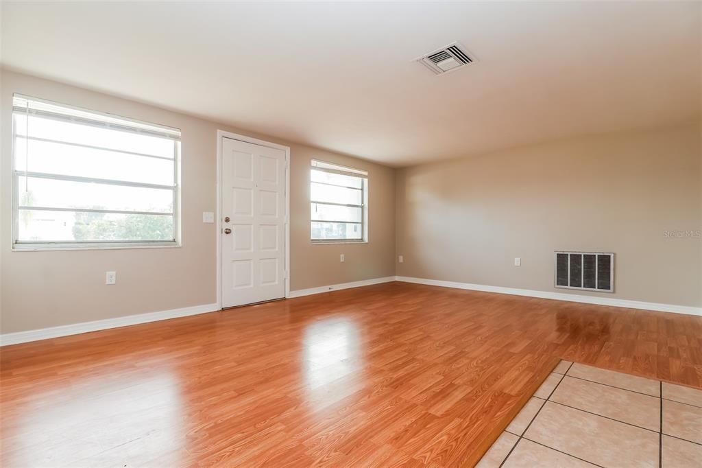Active With Contract: $225,000 (2 beds, 1 baths, 1128 Square Feet)