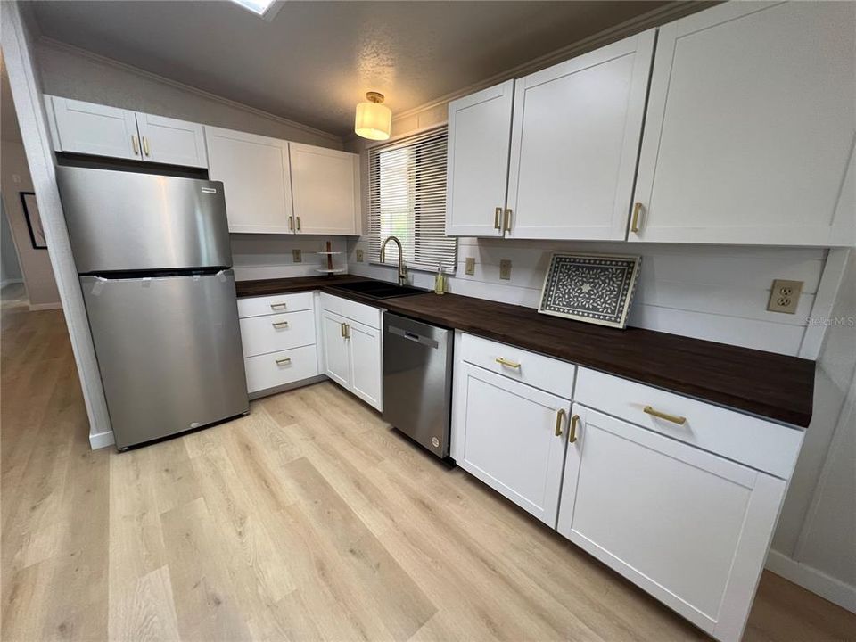 For Sale: $249,900 (3 beds, 2 baths, 1504 Square Feet)