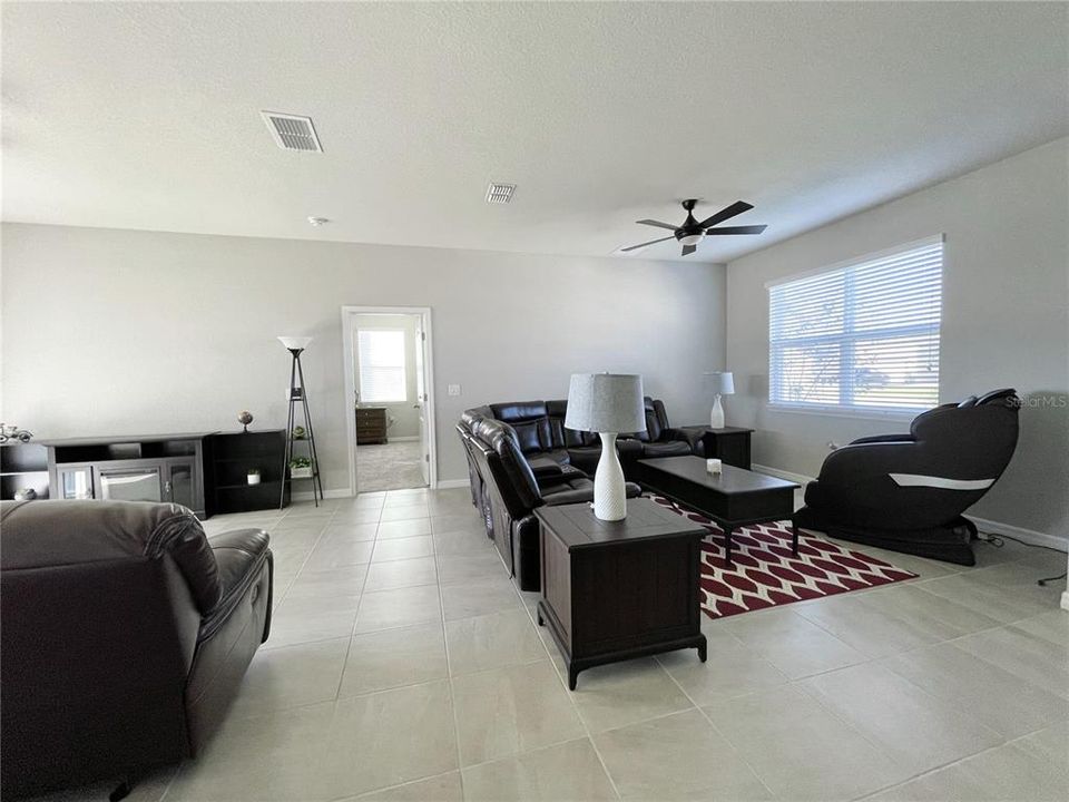 Active With Contract: $1,850 (4 beds, 2 baths, 1772 Square Feet)