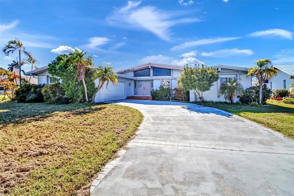 Active With Contract: $550,000 (4 beds, 2 baths, 1929 Square Feet)