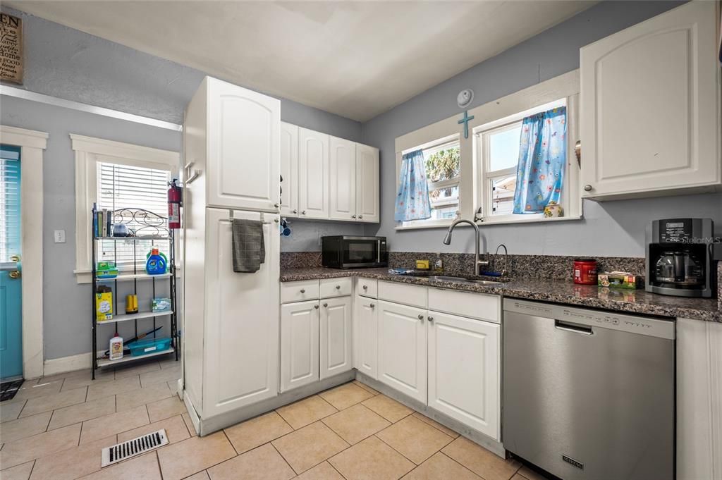 For Sale: $319,500 (3 beds, 1 baths, 1200 Square Feet)