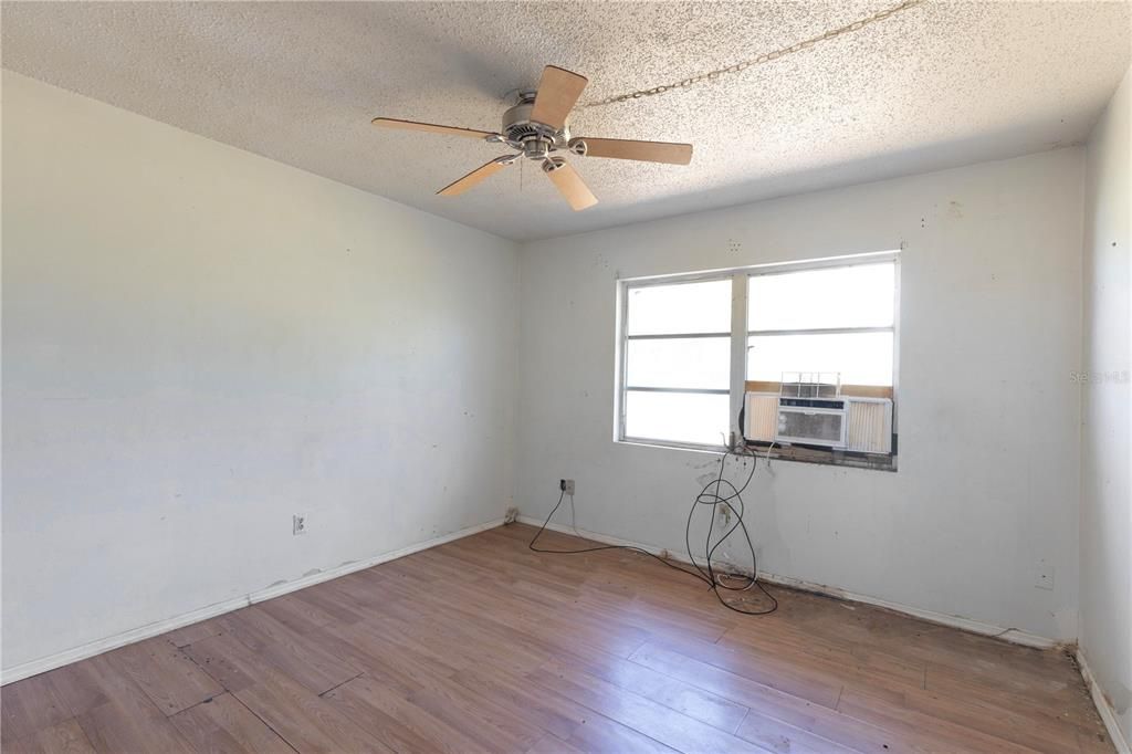 Active With Contract: $190,000 (3 beds, 2 baths, 1316 Square Feet)