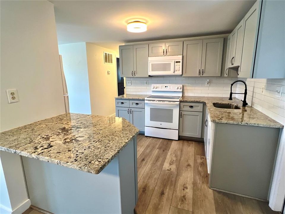 For Sale: $239,000 (2 beds, 2 baths, 1008 Square Feet)