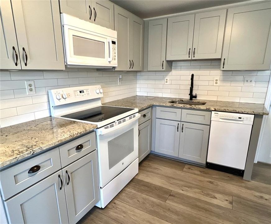 For Sale: $239,000 (2 beds, 2 baths, 1008 Square Feet)