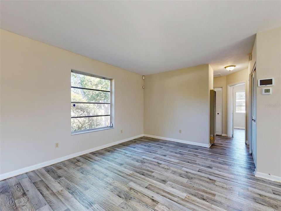 Active With Contract: $210,000 (2 beds, 1 baths, 880 Square Feet)