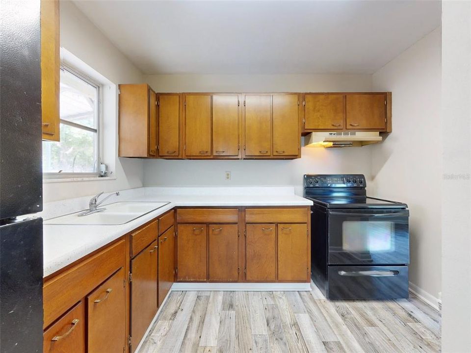 Active With Contract: $210,000 (2 beds, 1 baths, 880 Square Feet)