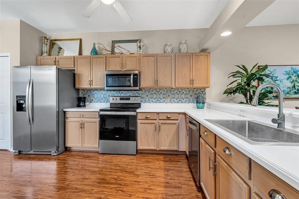 For Sale: $349,900 (2 beds, 2 baths, 1306 Square Feet)
