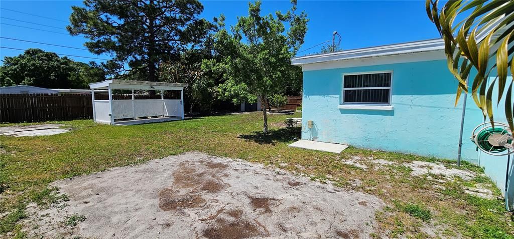 Recently Sold: $325,000 (3 beds, 2 baths, 913 Square Feet)