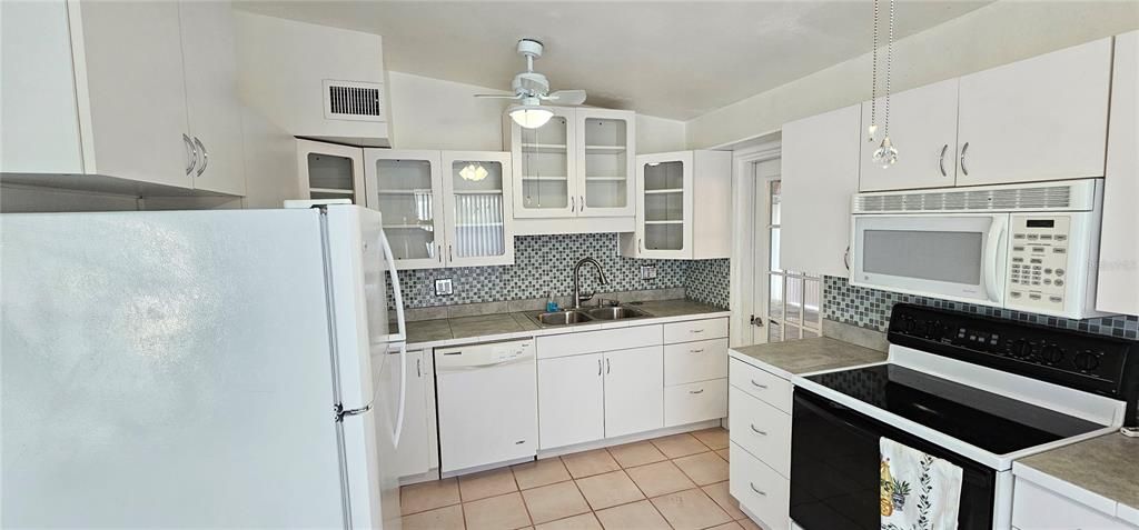 Active With Contract: $325,000 (3 beds, 2 baths, 913 Square Feet)