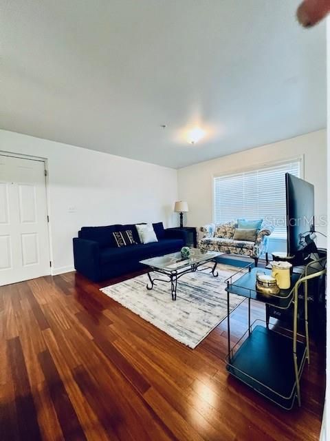 For Rent: $2,130 (2 beds, 1 baths, 830 Square Feet)