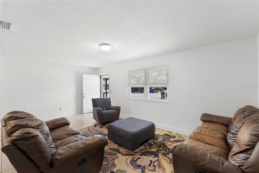Active With Contract: $197,000 (2 beds, 2 baths, 1184 Square Feet)