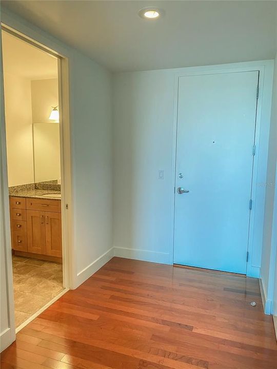 For Rent: $2,300 (1 beds, 1 baths, 932 Square Feet)