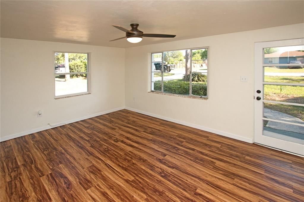 Active With Contract: $190,000 (2 beds, 1 baths, 906 Square Feet)