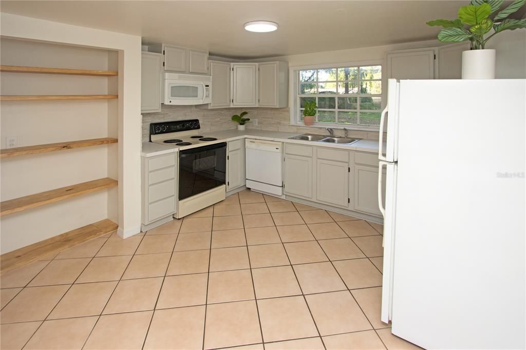 For Sale: $200,000 (2 beds, 1 baths, 906 Square Feet)