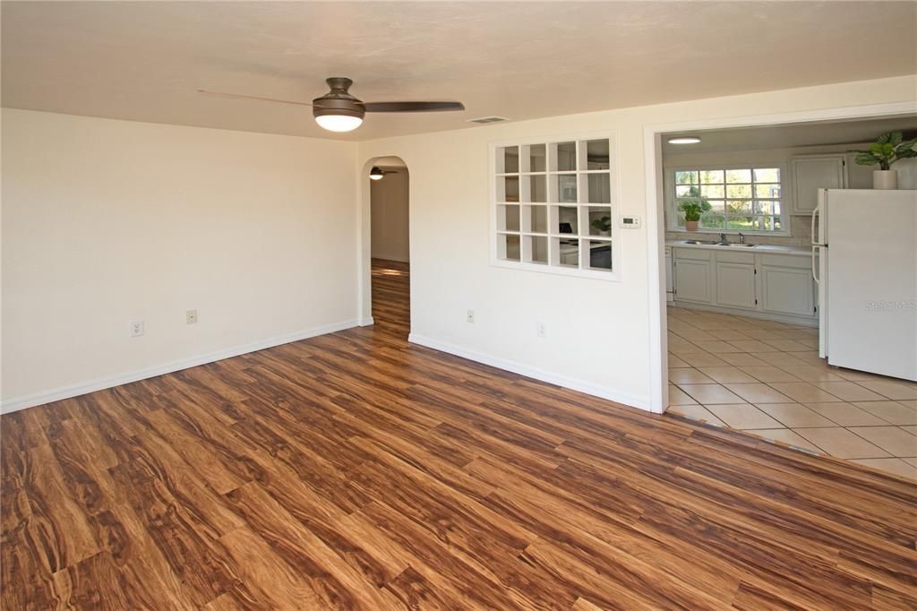 Active With Contract: $190,000 (2 beds, 1 baths, 906 Square Feet)