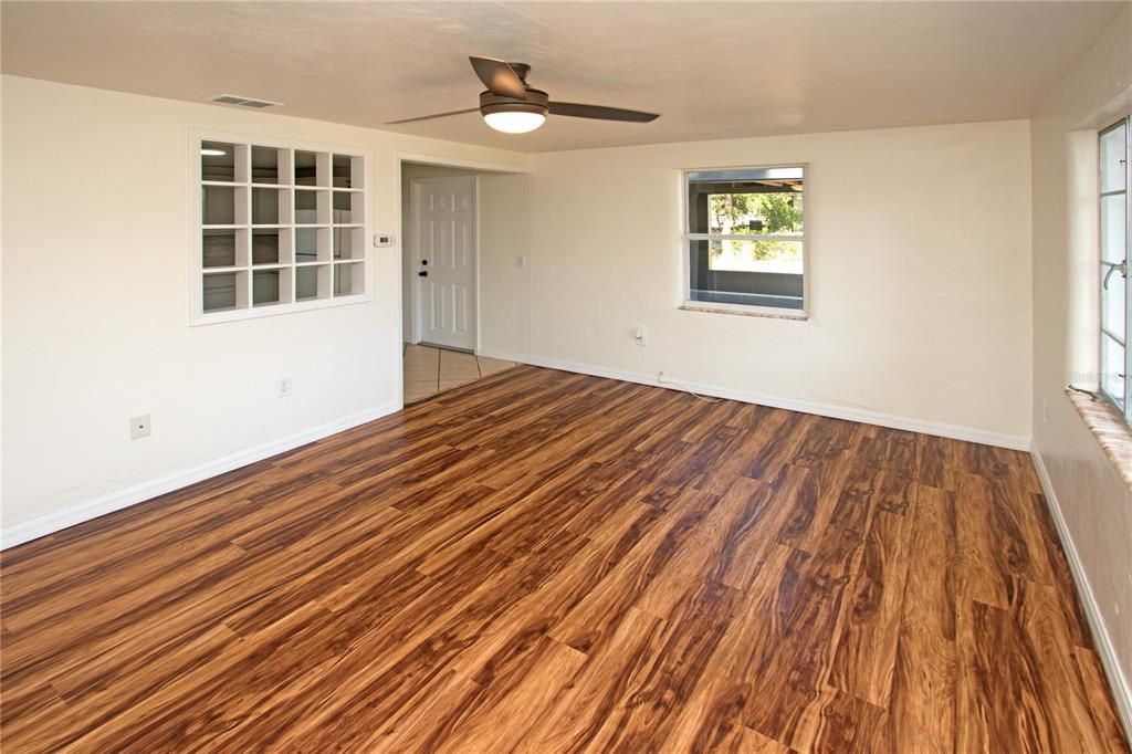 For Sale: $200,000 (2 beds, 1 baths, 906 Square Feet)