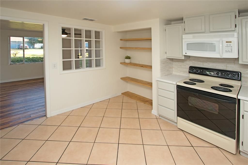 Active With Contract: $190,000 (2 beds, 1 baths, 906 Square Feet)