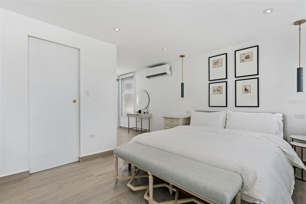 Active With Contract: $3,395,000 (5 beds, 5 baths, 4863 Square Feet)