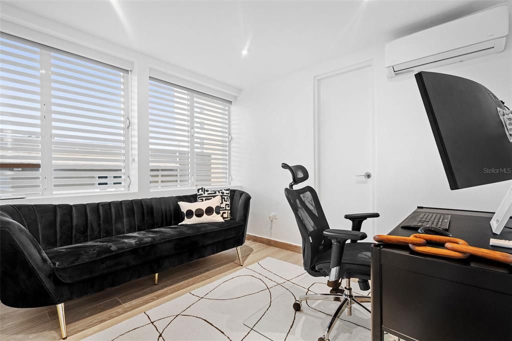 Active With Contract: $3,395,000 (5 beds, 5 baths, 4863 Square Feet)