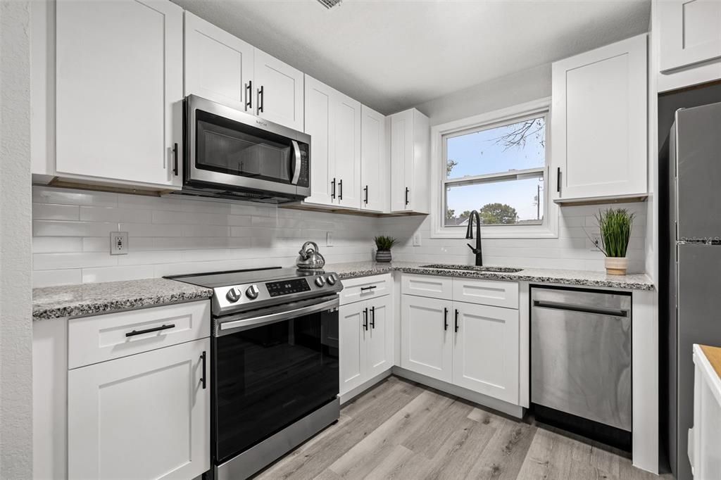 Active With Contract: $289,900 (3 beds, 1 baths, 925 Square Feet)