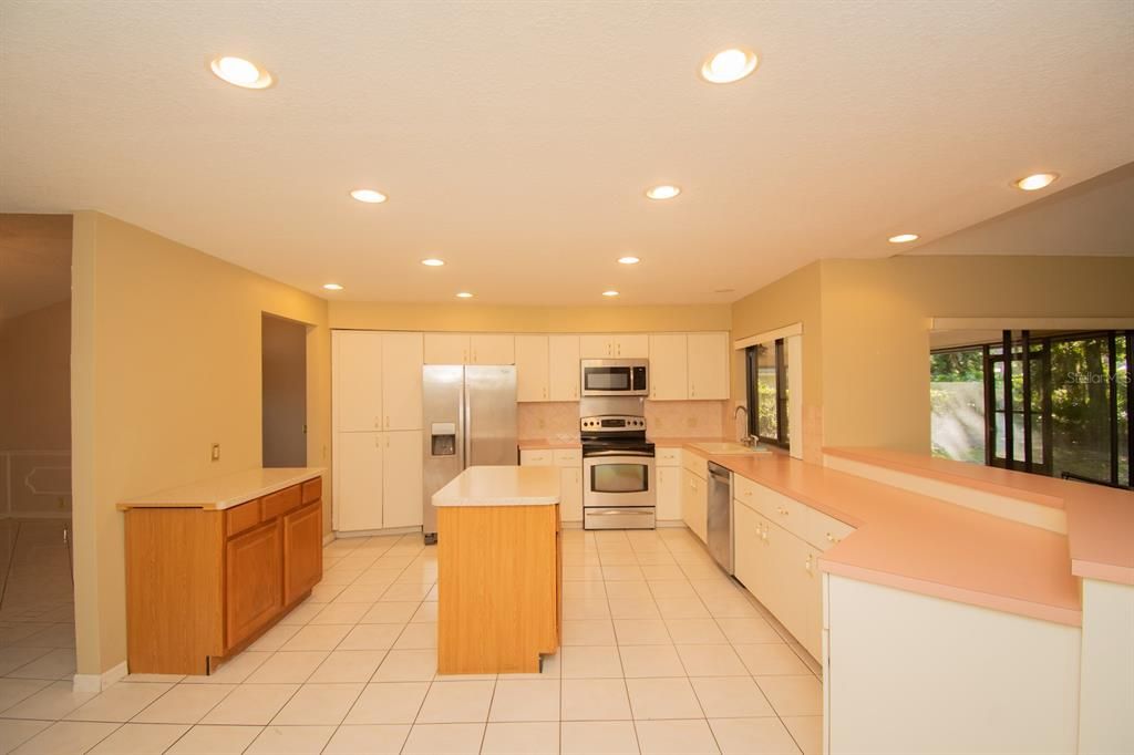 For Sale: $399,900 (3 beds, 2 baths, 2218 Square Feet)