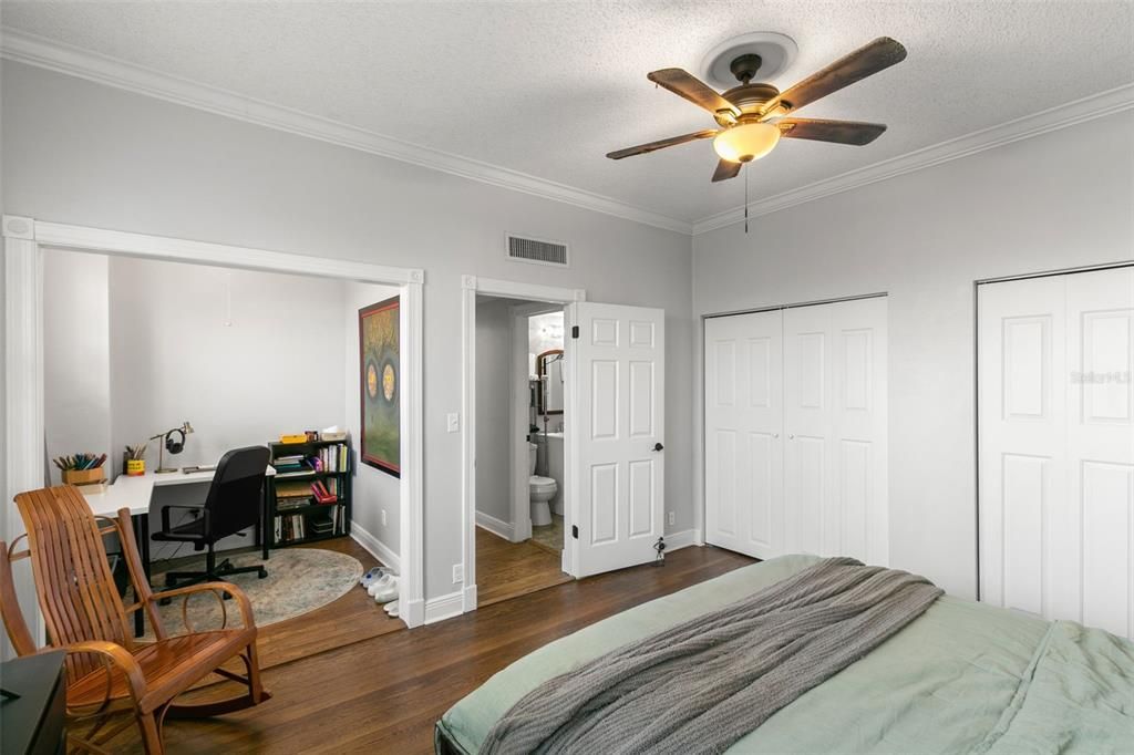 For Sale: $284,000 (1 beds, 1 baths, 828 Square Feet)