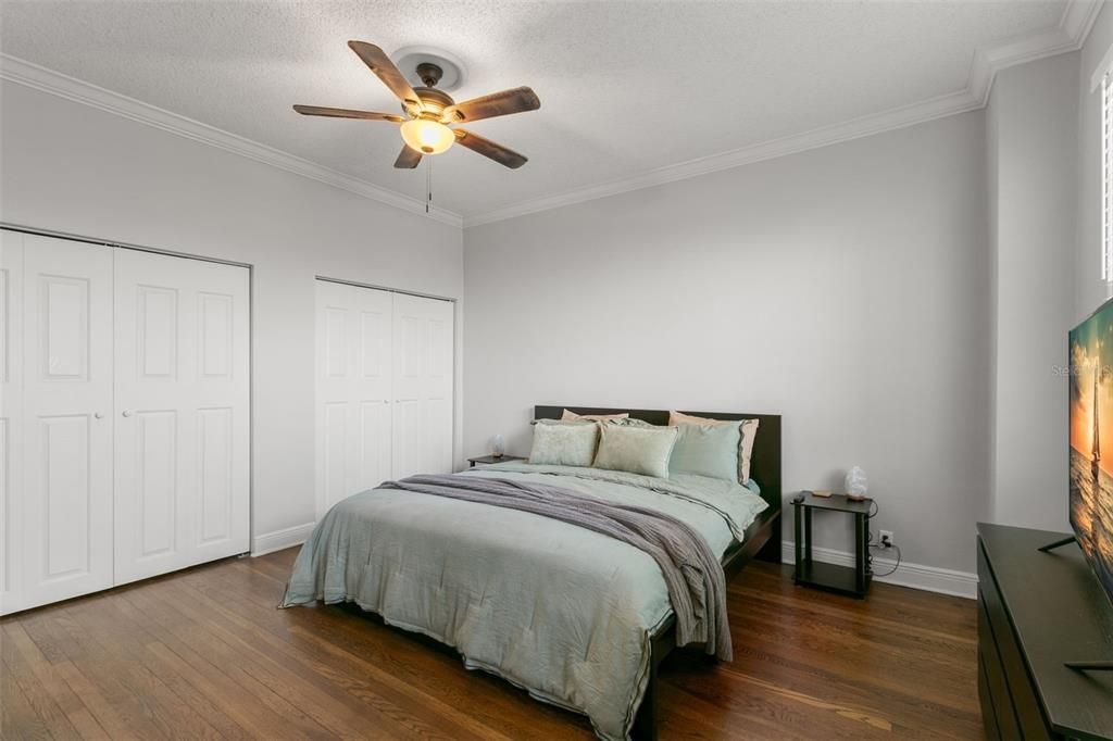 For Sale: $284,000 (1 beds, 1 baths, 828 Square Feet)