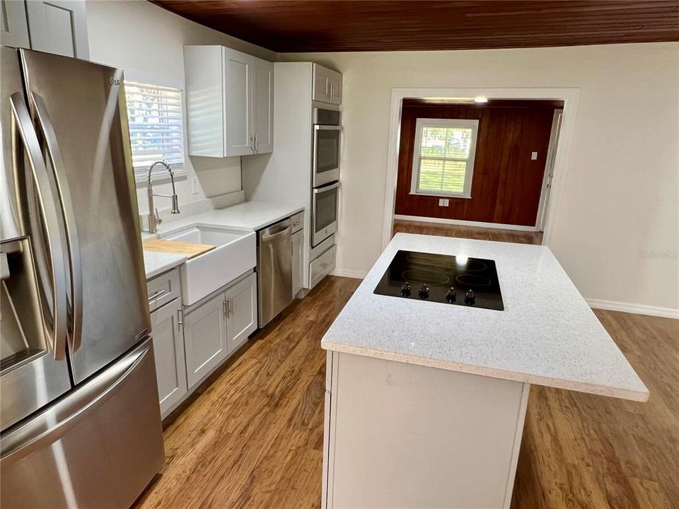 For Sale: $297,500 (2 beds, 1 baths, 864 Square Feet)
