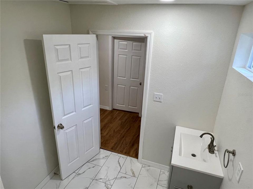 For Sale: $297,500 (2 beds, 1 baths, 864 Square Feet)