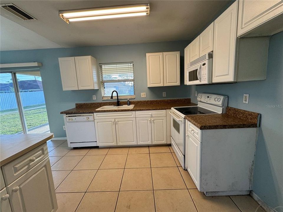 For Sale: $319,000 (3 beds, 2 baths, 1212 Square Feet)