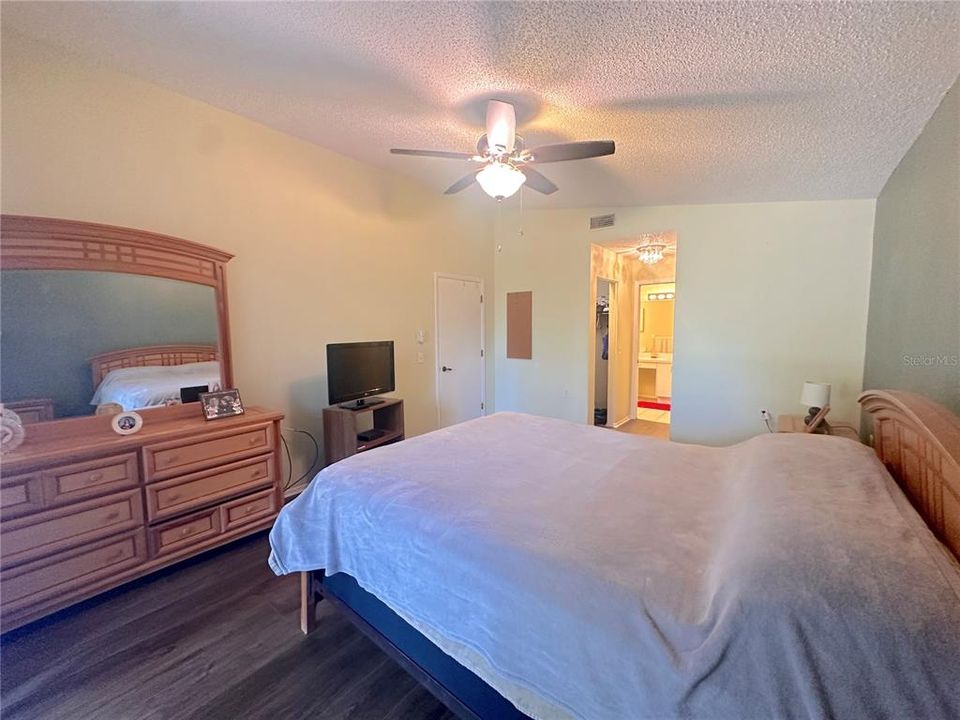 For Sale: $275,000 (2 beds, 2 baths, 1266 Square Feet)