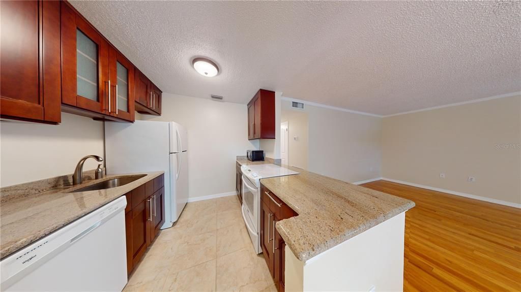 For Sale: $239,900 (2 beds, 1 baths, 931 Square Feet)