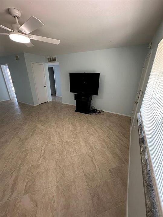For Rent: $1,650 (1 beds, 1 baths, 910 Square Feet)