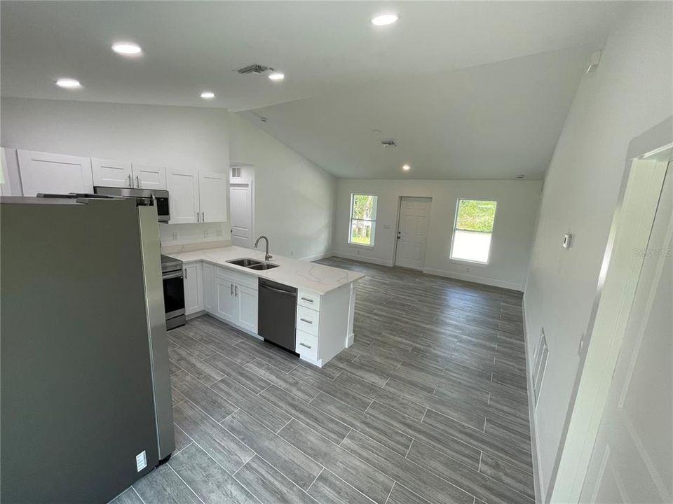For Sale: $289,999 (3 beds, 2 baths, 1250 Square Feet)