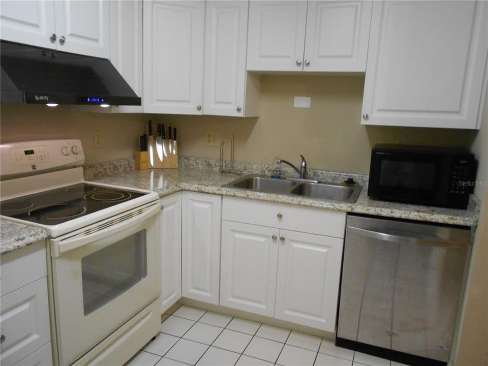 For Rent: $1,900 (2 beds, 1 baths, 900 Square Feet)