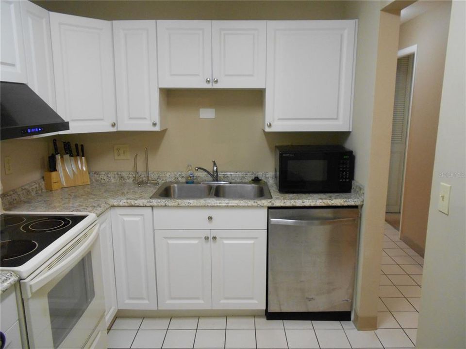 Active With Contract: $2,500 (2 beds, 1 baths, 900 Square Feet)