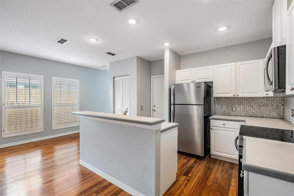 Active With Contract: $3,000 (2 beds, 2 baths, 1378 Square Feet)