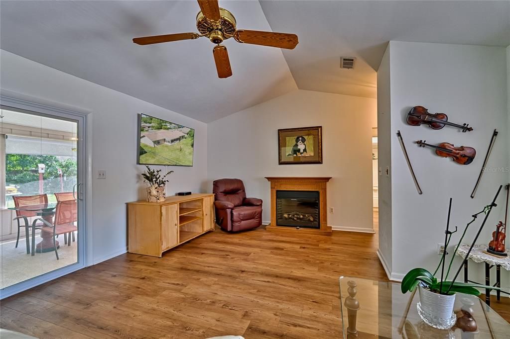 Active With Contract: $282,900 (3 beds, 2 baths, 1136 Square Feet)