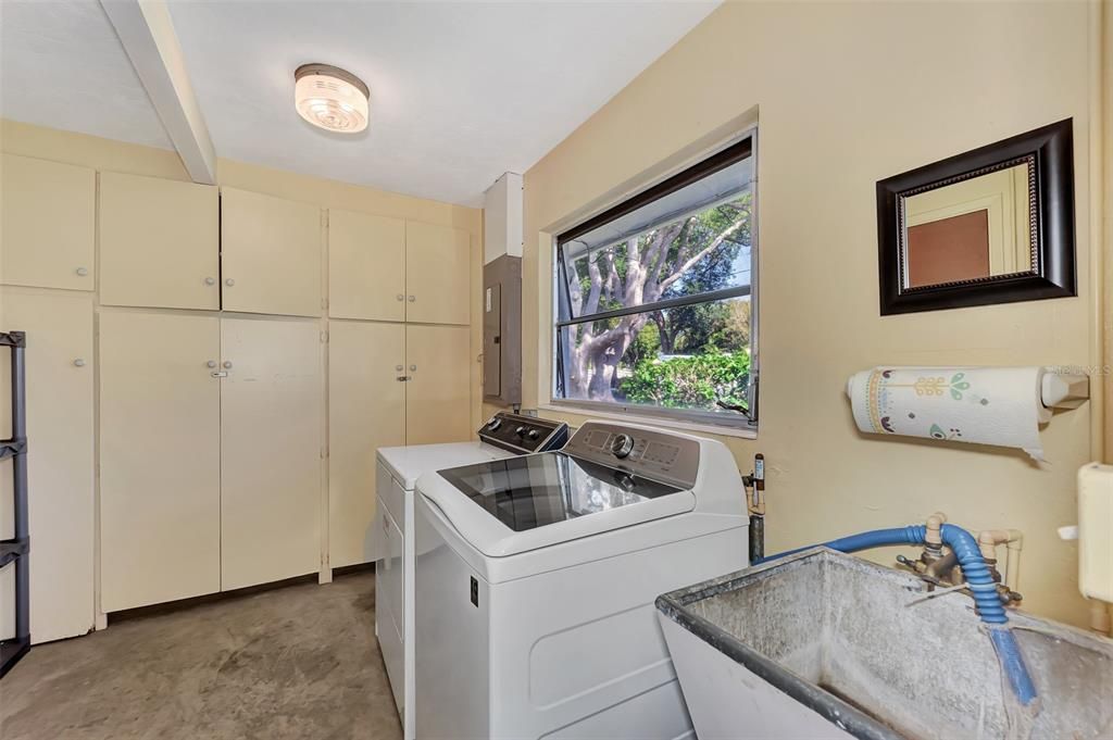Active With Contract: $379,000 (2 beds, 2 baths, 1550 Square Feet)