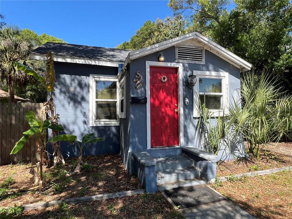 For Sale: $270,000 (3 beds, 1 baths, 877 Square Feet)