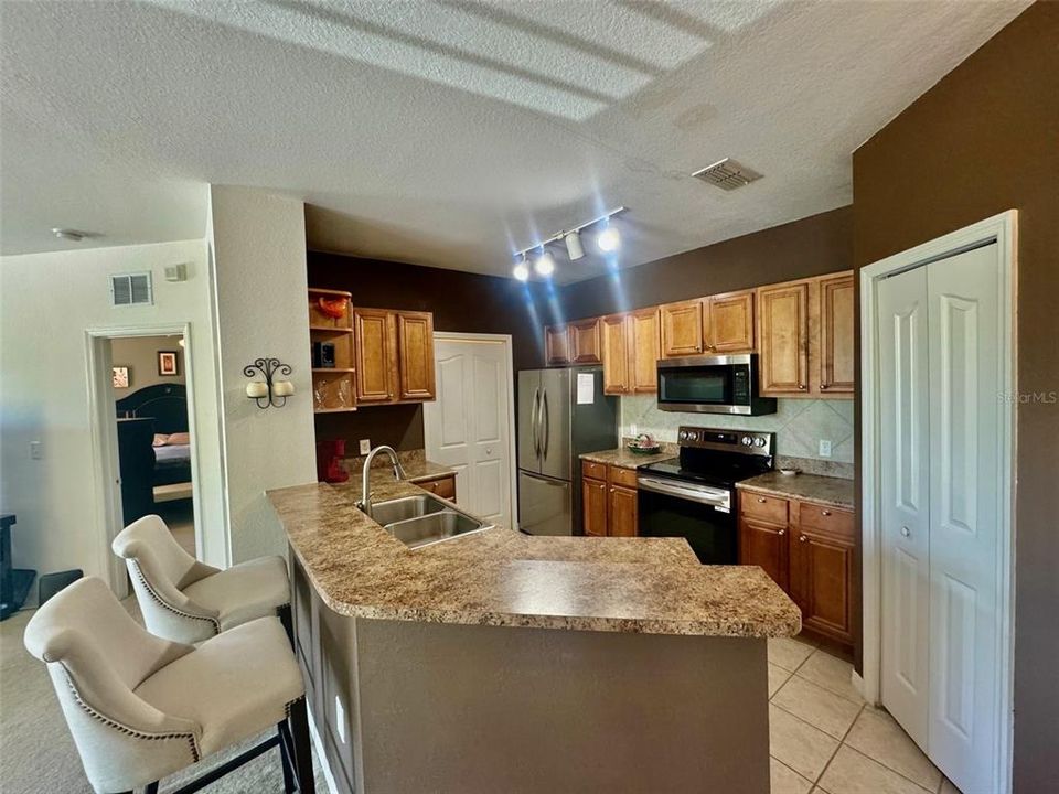 For Sale: $325,000 (2 beds, 2 baths, 1127 Square Feet)