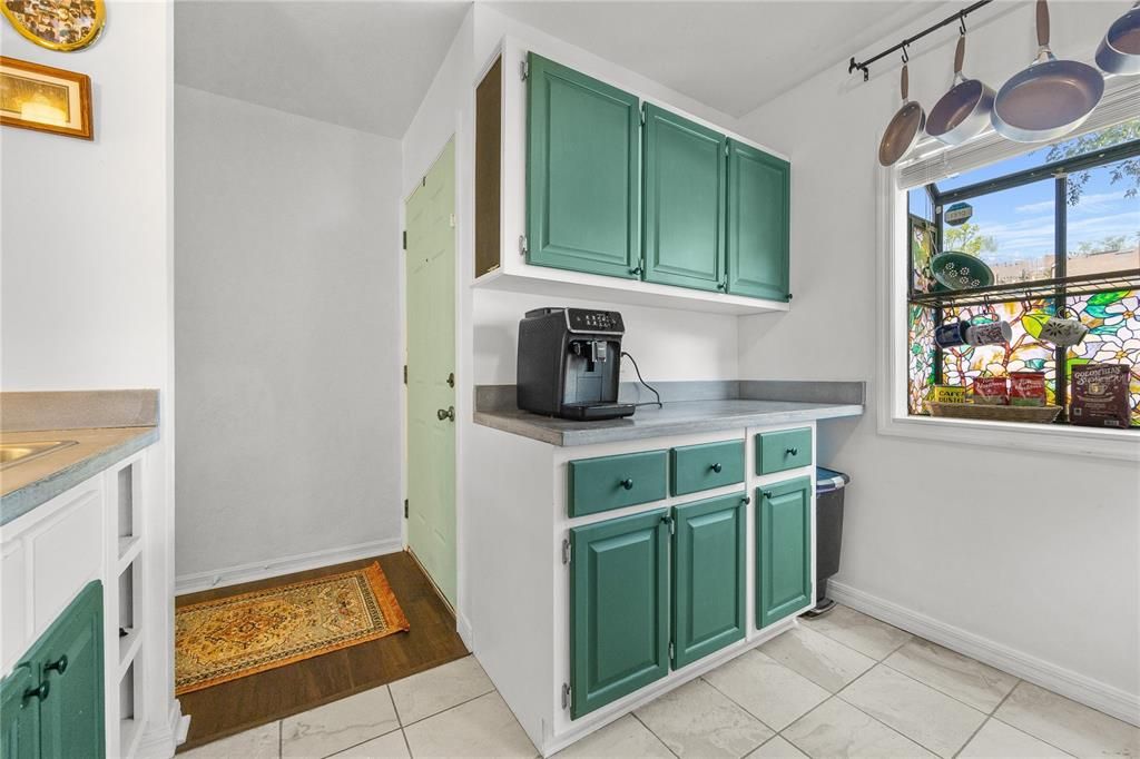 Active With Contract: $152,900 (2 beds, 1 baths, 1016 Square Feet)