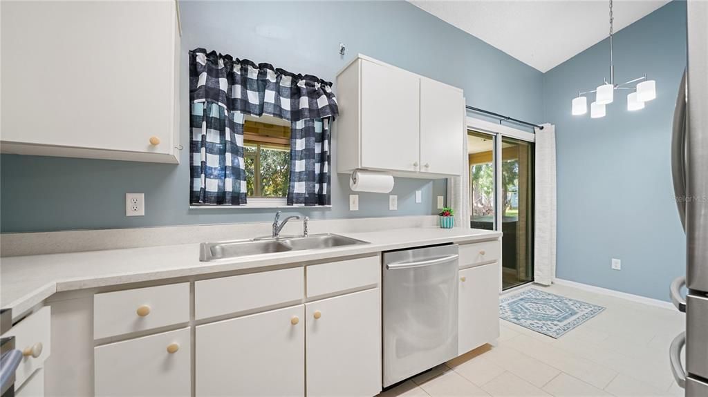 Active With Contract: $295,000 (3 beds, 2 baths, 1379 Square Feet)