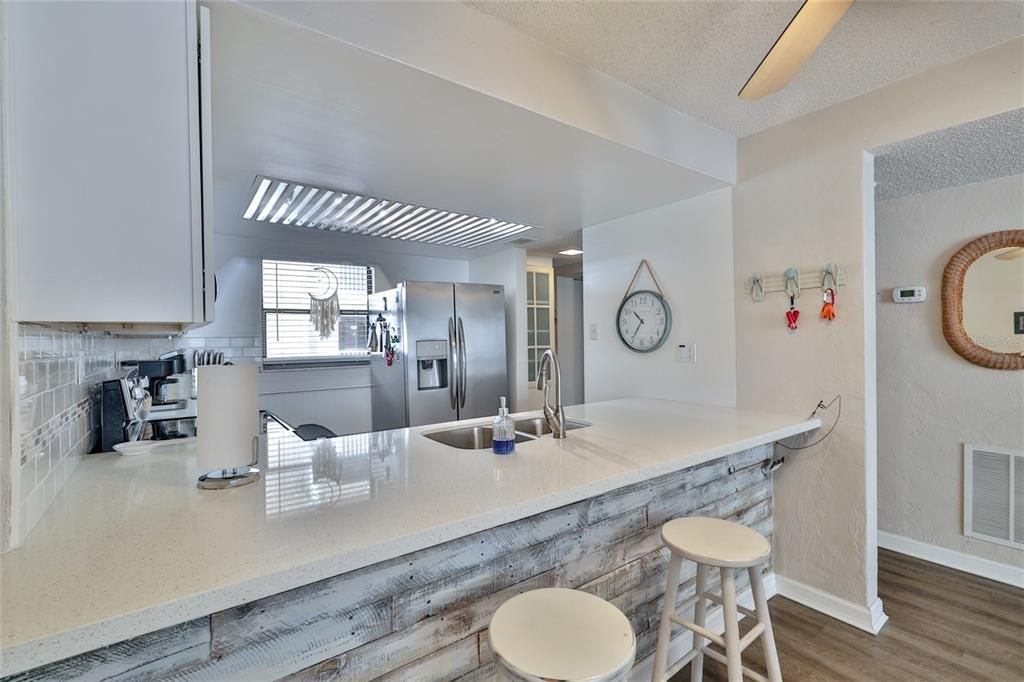 For Sale: $384,900 (1 beds, 1 baths, 766 Square Feet)