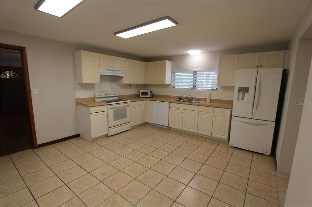 For Rent: $2,000 (2 beds, 1 baths, 1345 Square Feet)