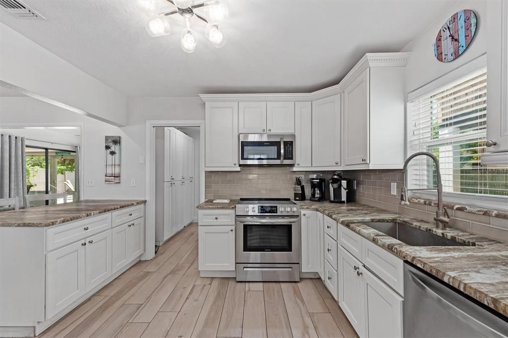 For Sale: $924,900 (2 beds, 2 baths, 1233 Square Feet)