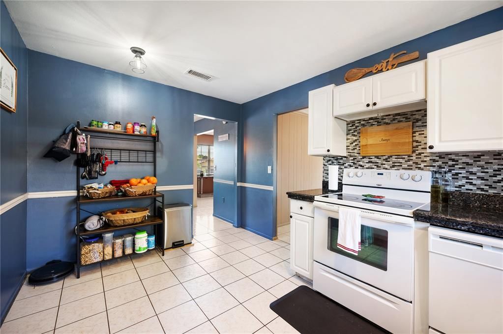 For Sale: $299,900 (3 beds, 2 baths, 1353 Square Feet)